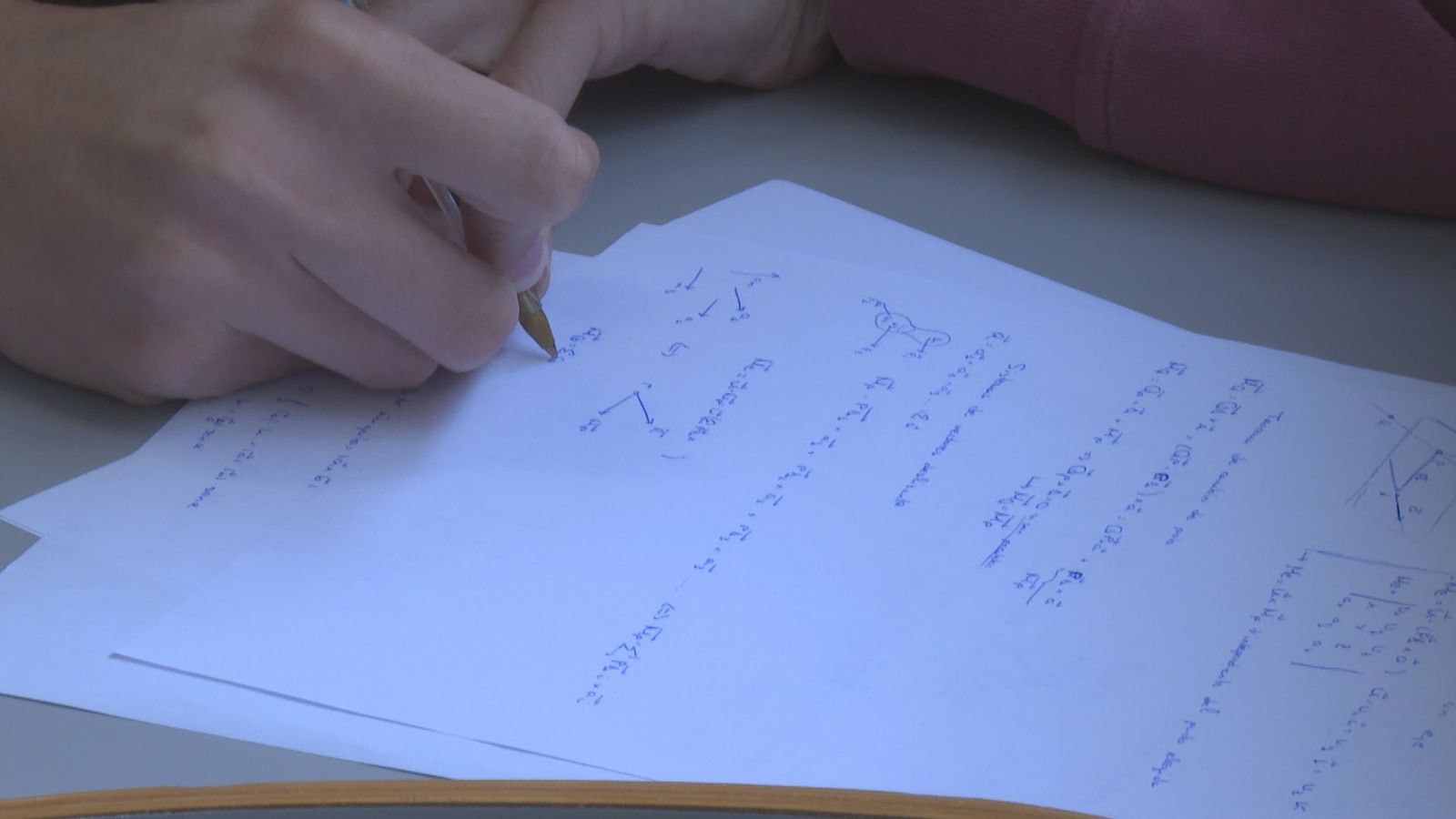 Estudiante realizando un examen