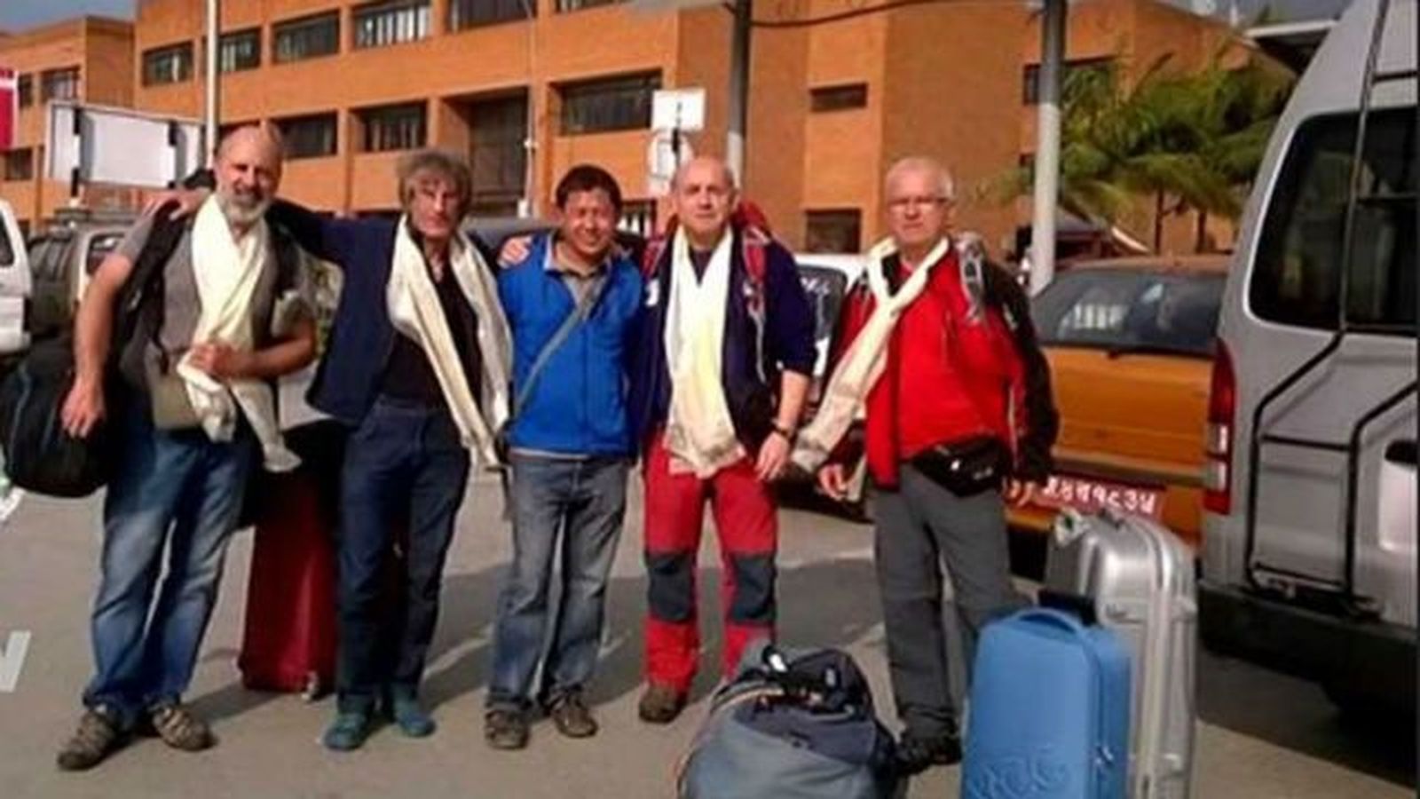 Exteriores repatría de Nepal a un  inspector de Policía y a un montañero heridos
