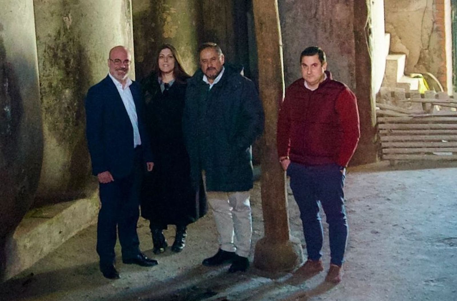 Visita del delegado de Gobierno junto con el alcalde y la exalcaldesa de Cenicientos a las bodegas centenarias