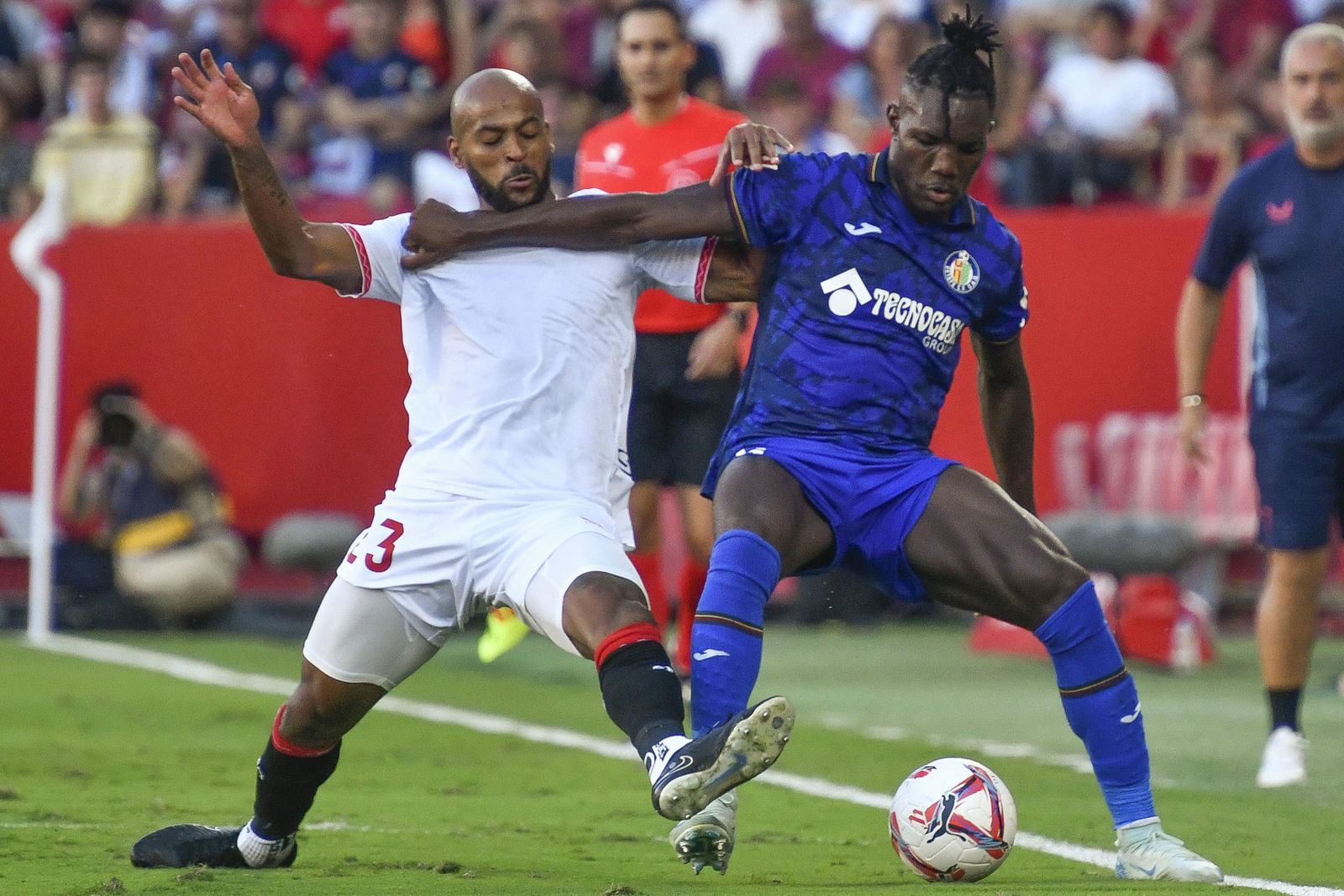 El defensa del Sevilla Marcão (i) disputa un balón con el delantero del Getafe Chrisantus Uche(d)