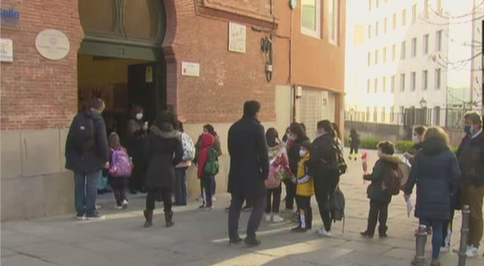 Con ramos de flores vuelven a clase los niños del colegio La Salle de la calle Toledo dos meses después de la explosión