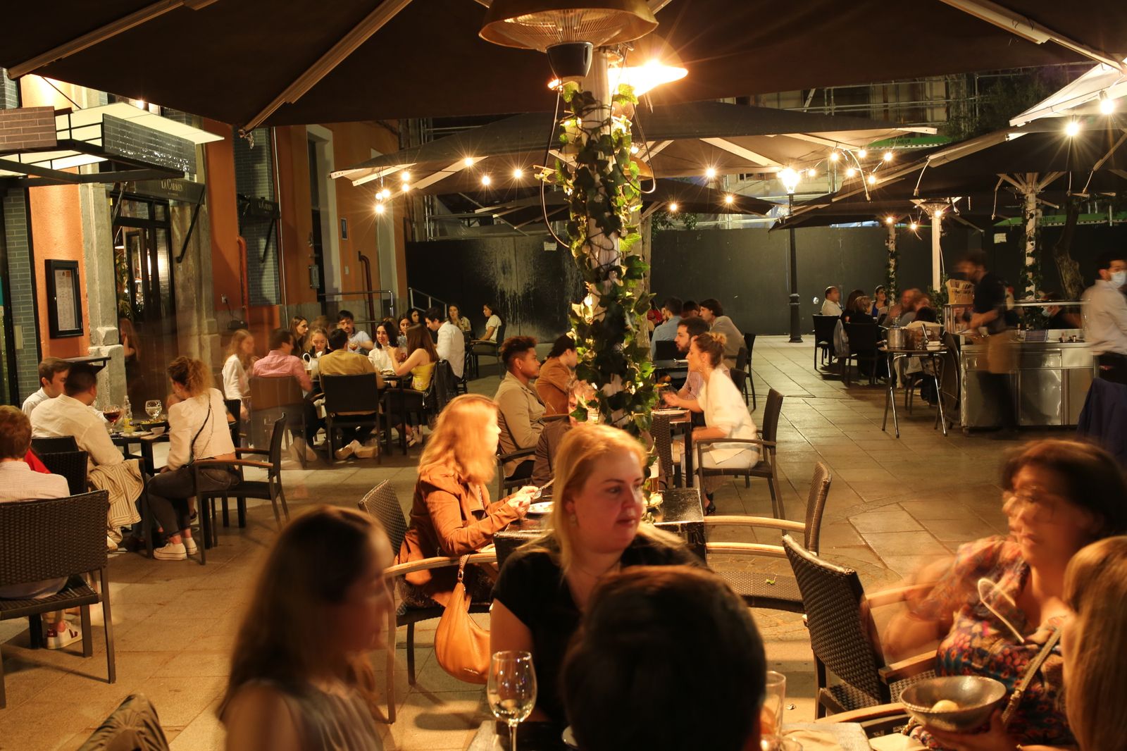 Ambiente en una terraza nocturna de Madrid