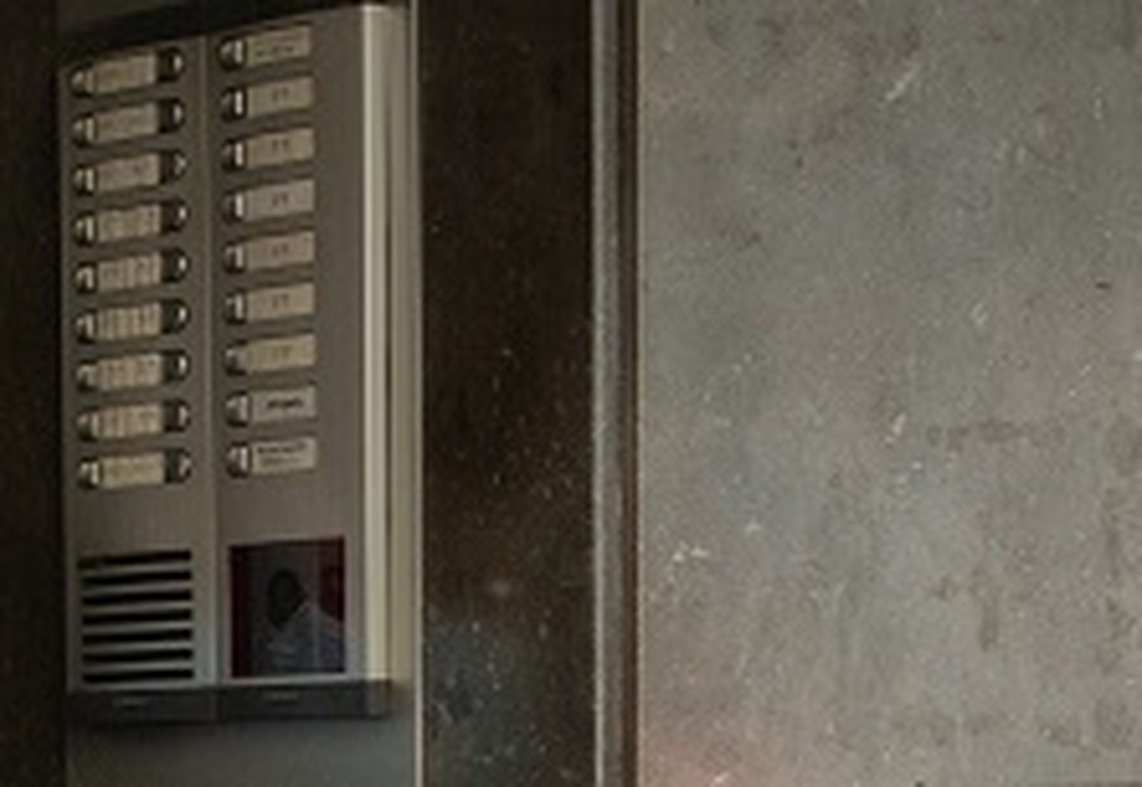 Telefonillo a la entrada de un portal