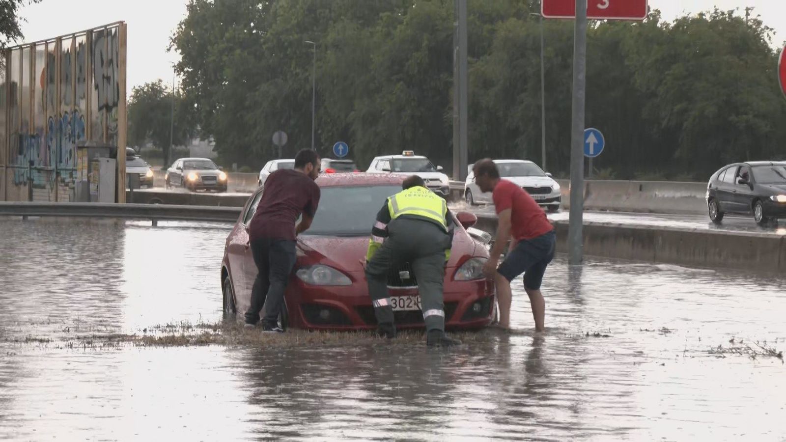 La lluvia anega varias carreteras madrileñas