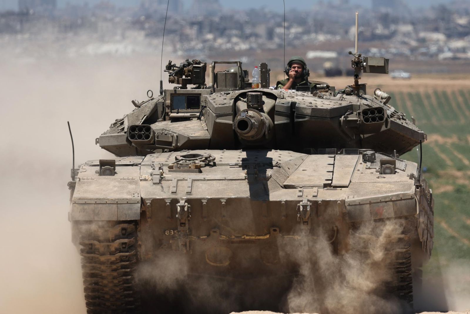 Un tanque israelí patrulla cerca de Yabalia, al norte de la Franja de Gaza