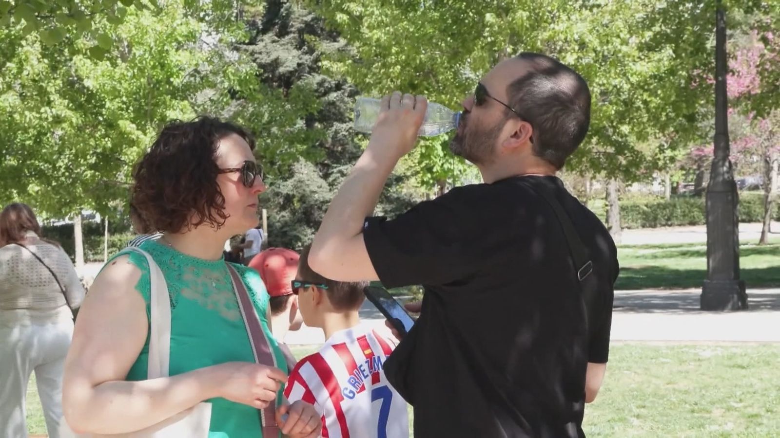 Personas se refrescan en un día de calor en Madrid