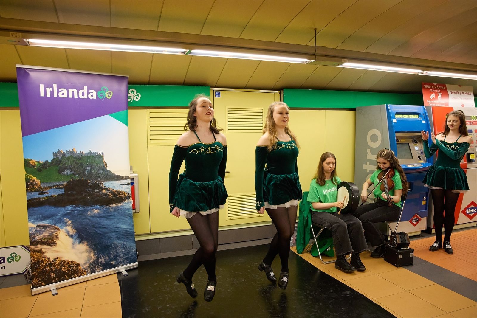 Artistas de la University College Dublin Dance Society actúan en la estación de San Bernardo