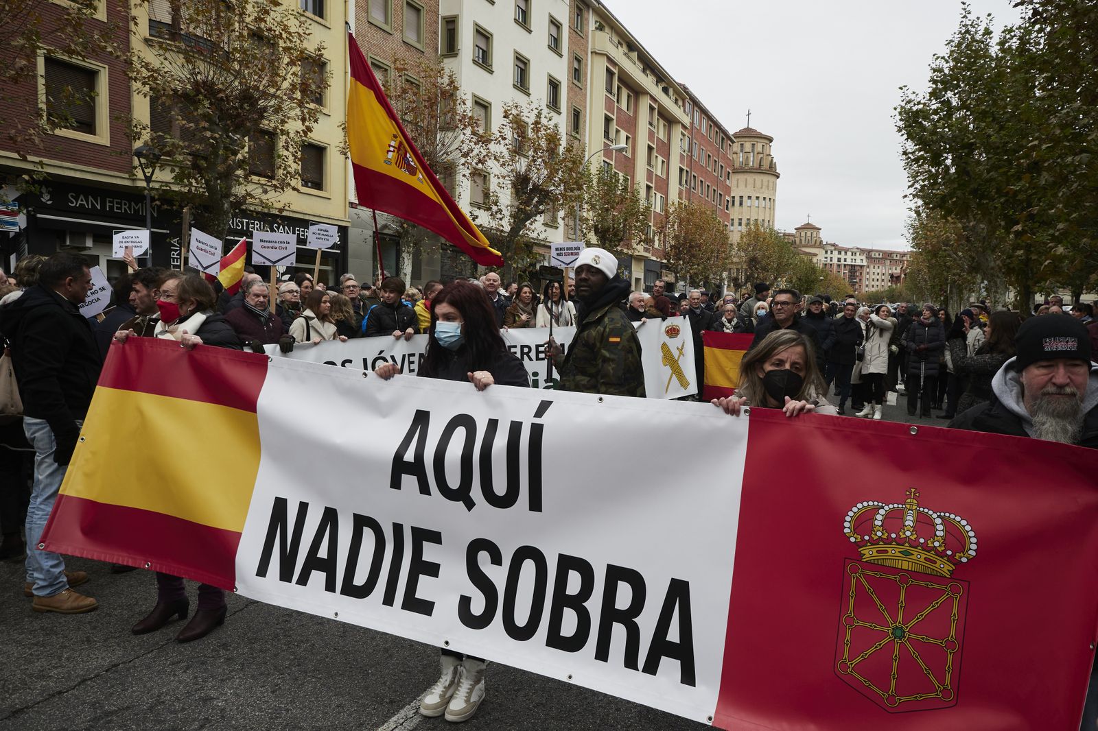 Varias personas asisten a la concentración convocada para expresar el apoyo de los habitantes de Navarra a la Guardia Civil