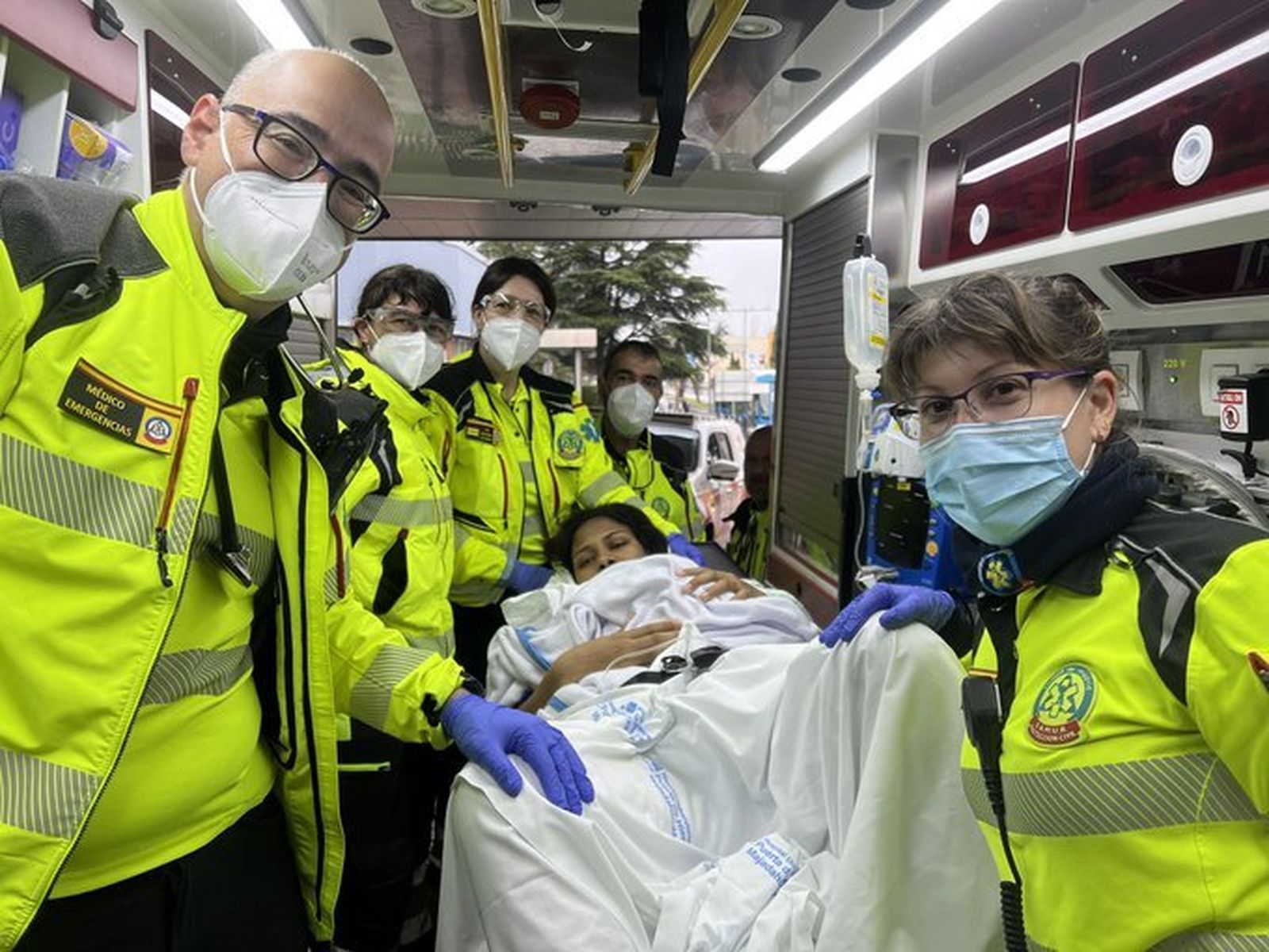 Sanitarios de Samur-Protección Civil en la ambulancia con la madre cerca de la gasolinera de Méndez Alvaro