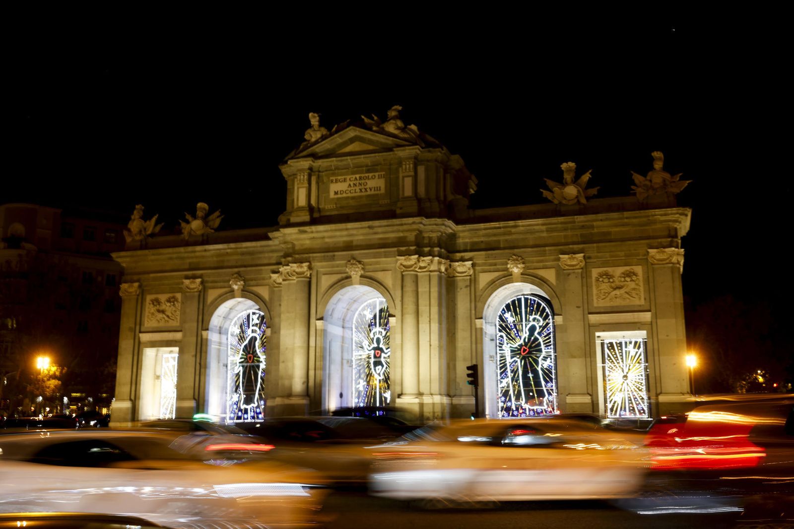 Encendido de la iluminación navideña en la madrileña Puerta de Alcalá.