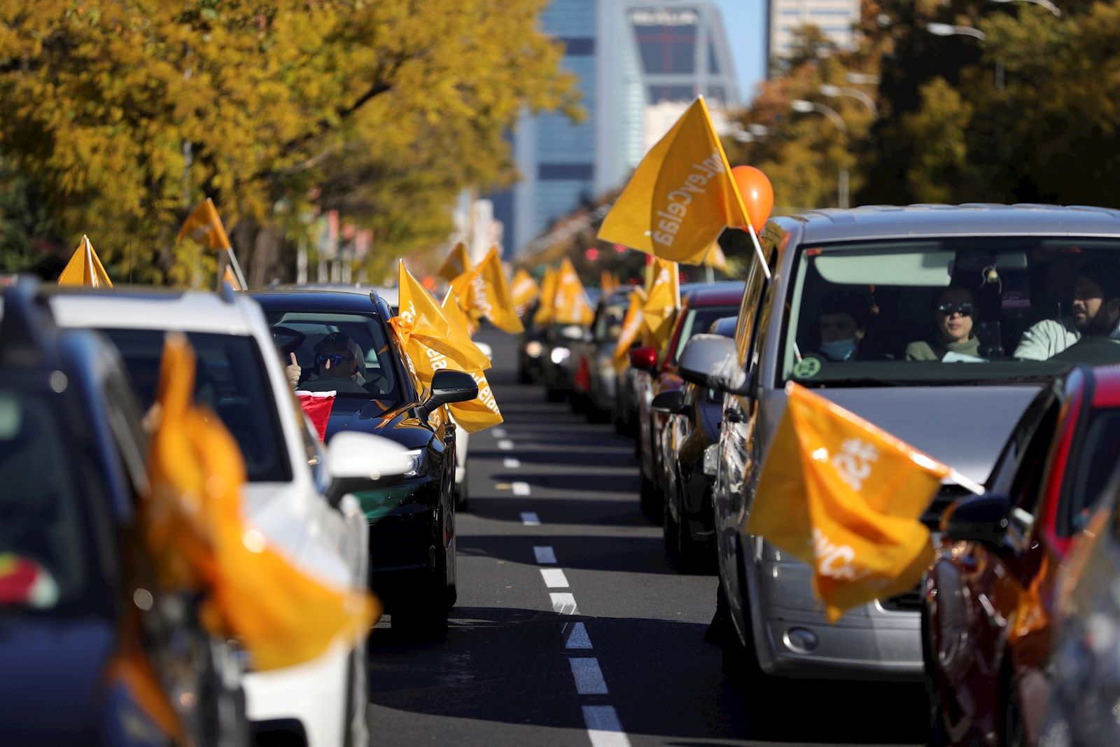 Coches en el paseo de la Castellana de Madrid protestando por la Ley Celaá