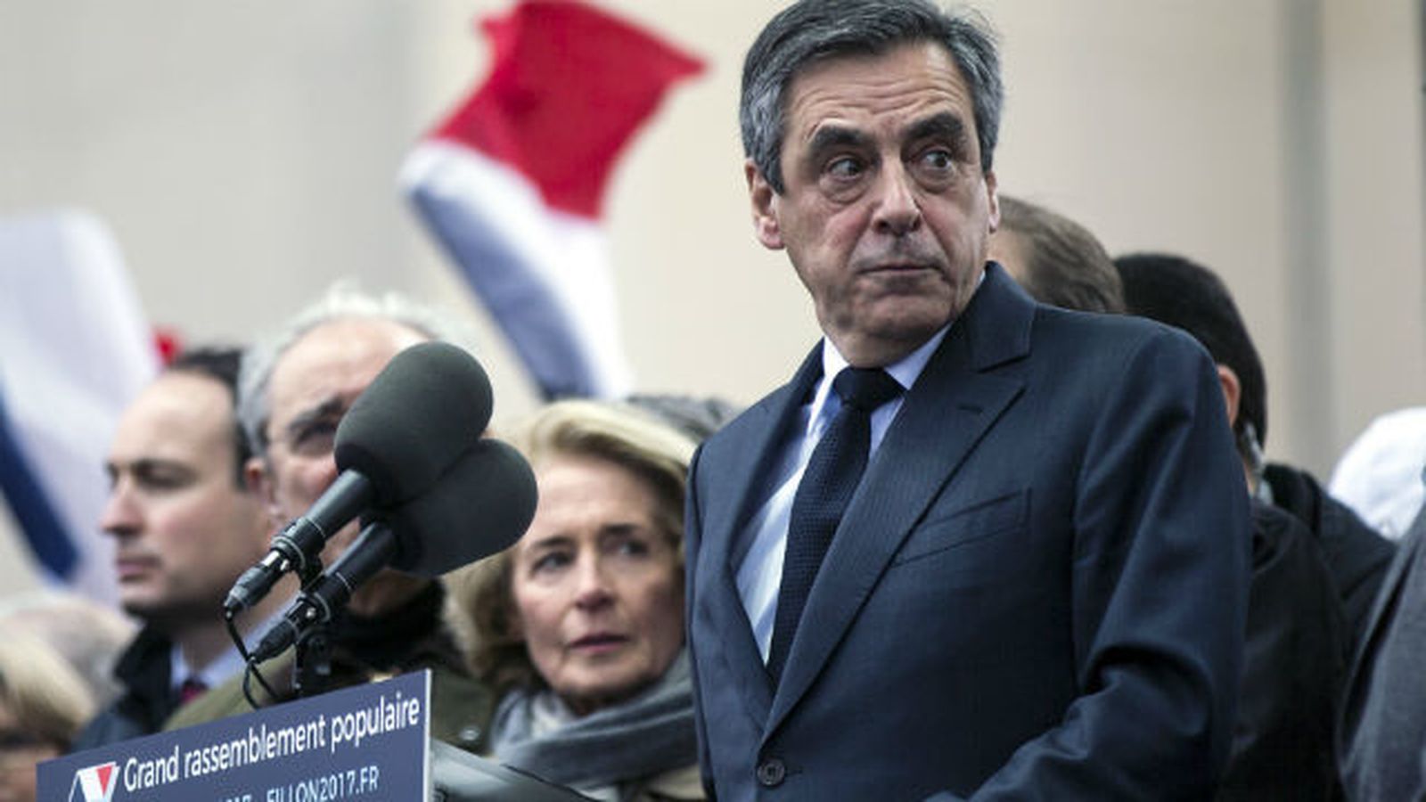 Fillon denuncia las deserciones "sin vergüenza y sin orgullo" en la derecha
