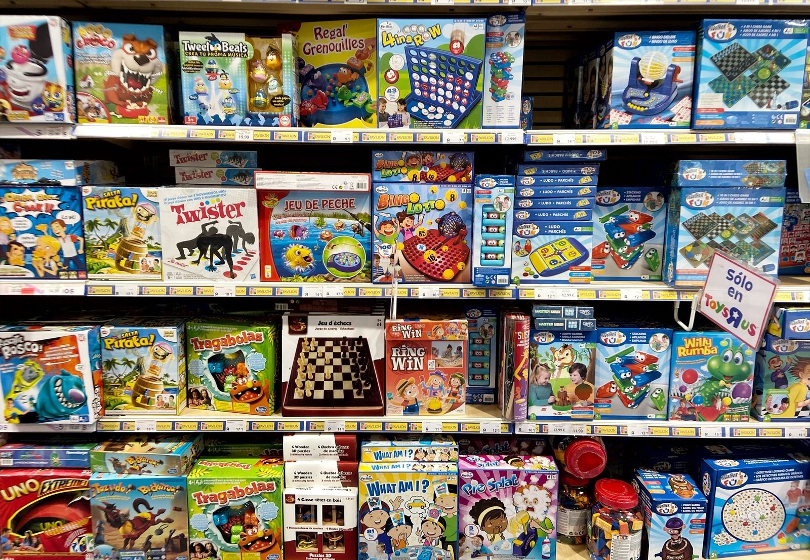 Sección de juegos de mesa en una tienda