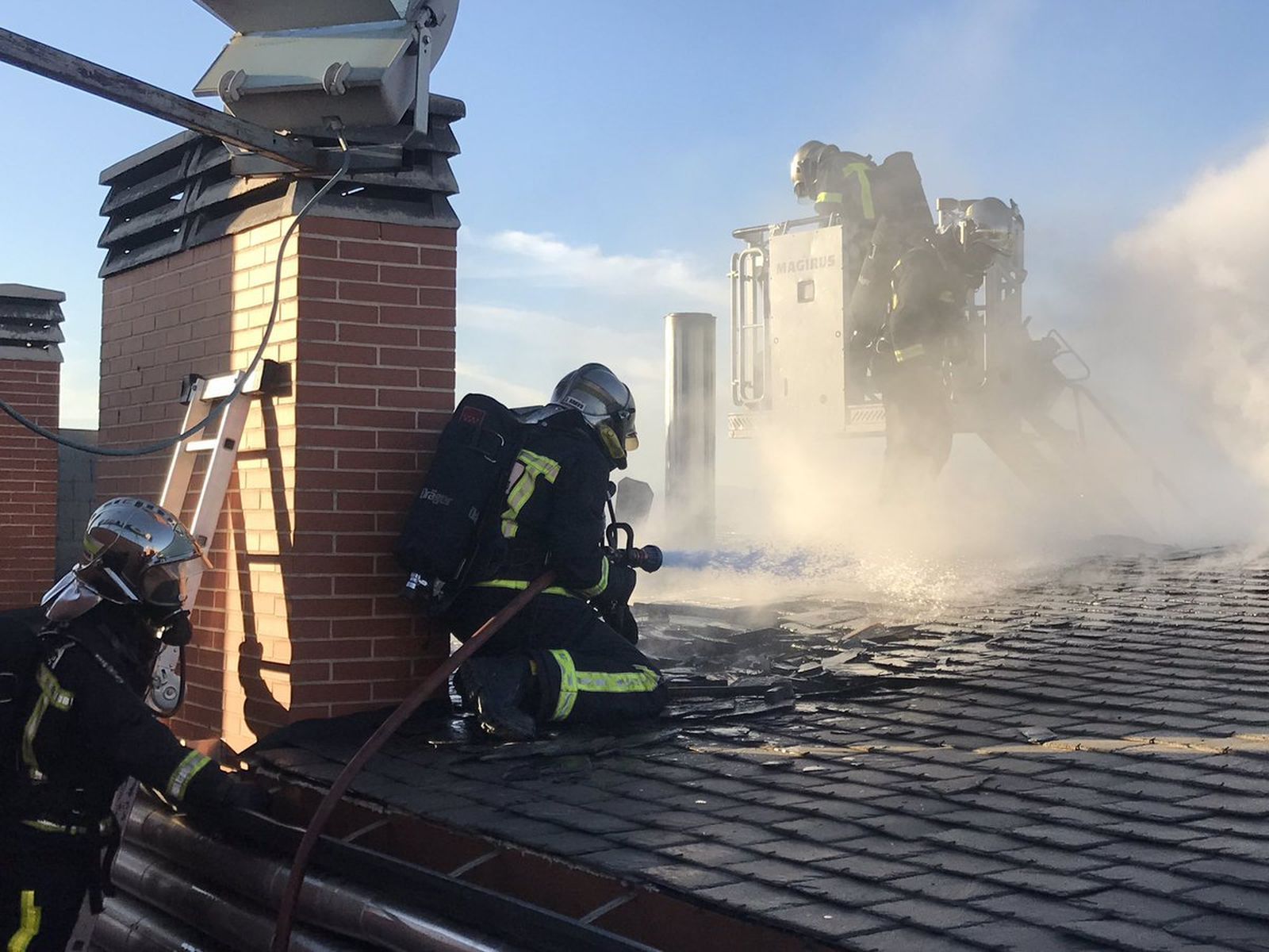Los bomberos trabajan en el tejado del hotel