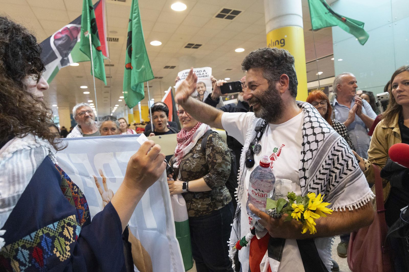 El activista hispanopalestino Saif Abukeshek es recibido en El Prat de Barcelona