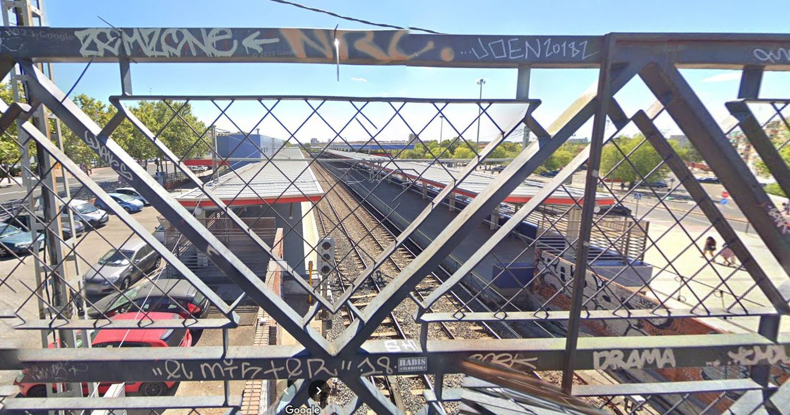 Paso elevado sobre las vías del tren cerca de la estación de Alcorcón Central