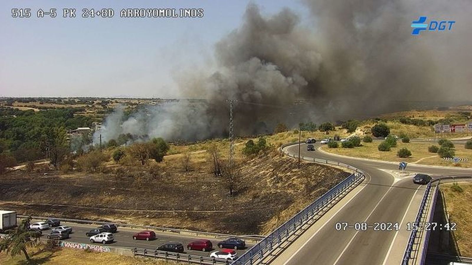 Bomberos trabajan en la extinción de un incendio de enseres y vegetación entre Móstoles y Arroyomolinos