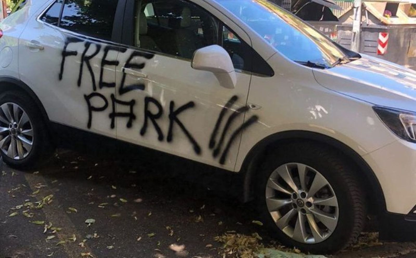 Coche vandalizado en Roma por estar mal aparcado