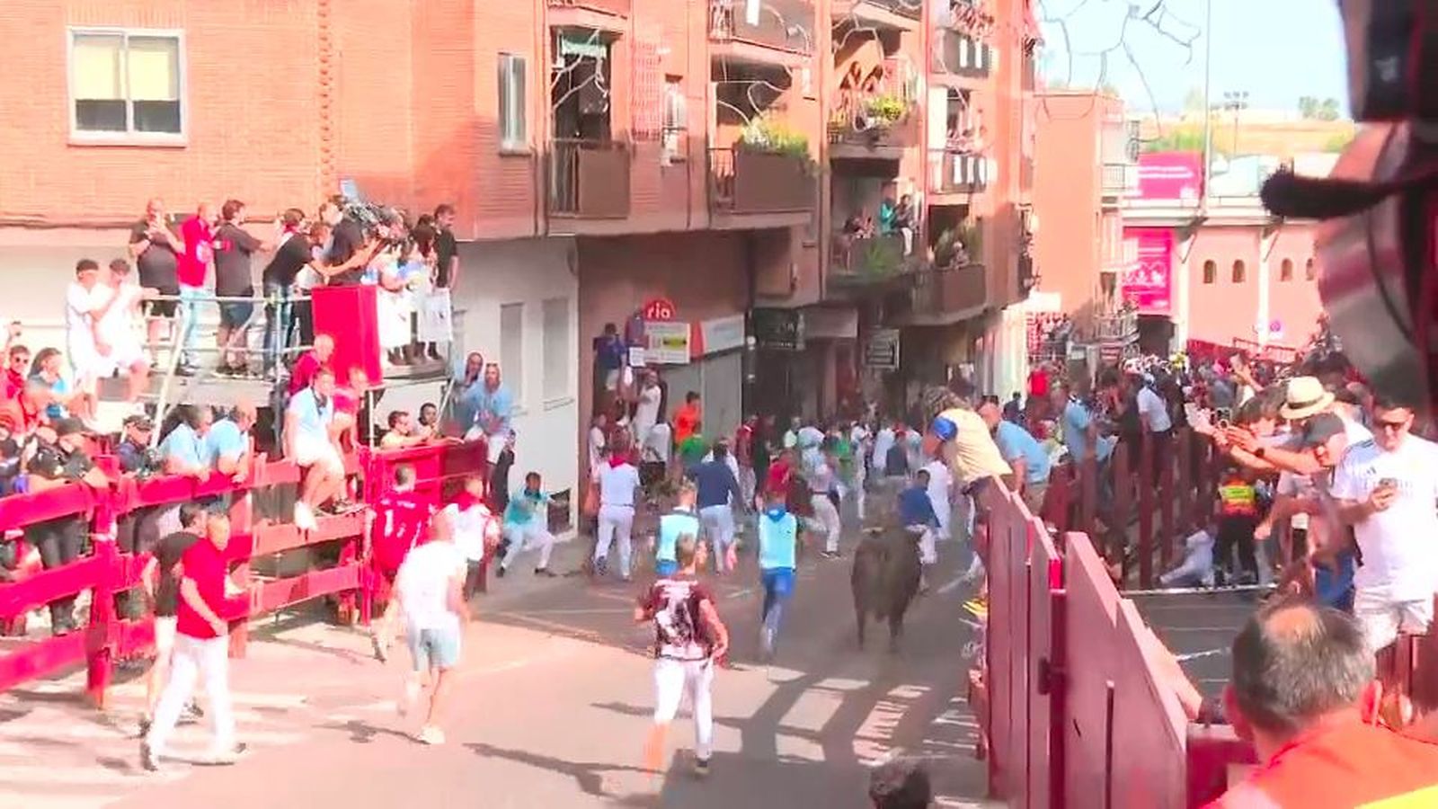 Siete heridos leves en el segundo encierro diurno de Sanse, el tercero de estas fiestas