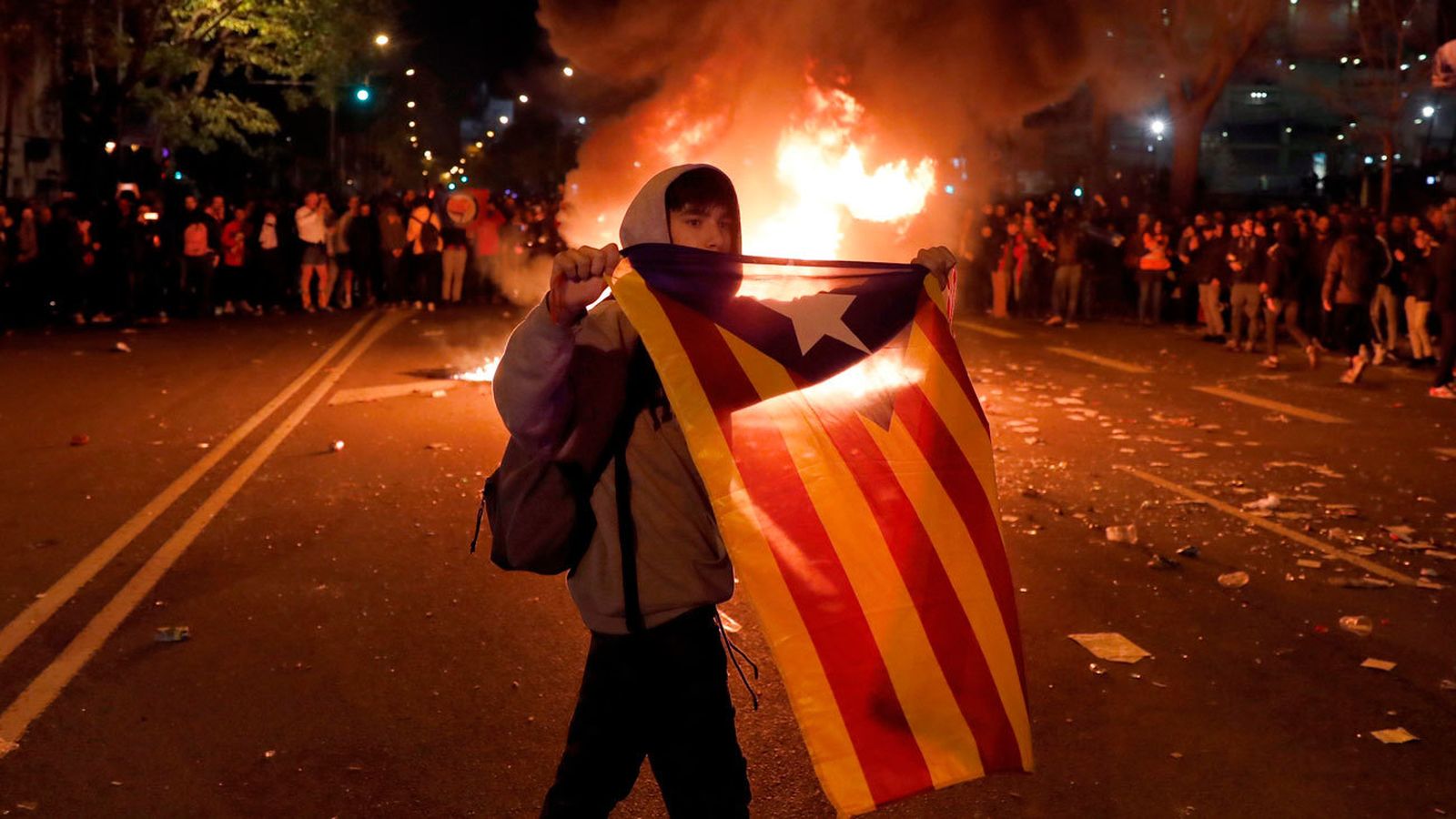 Incidentes en los aledaños del Camp Nou durante la celebración del partido aplazado de LaLiga