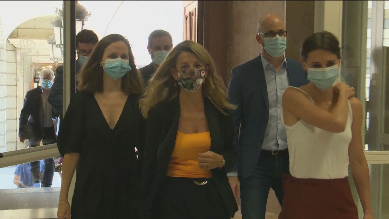 El sector podemita del Gobierno carga contra la Banca y los empresarios con el beneplácito de Sánchez
