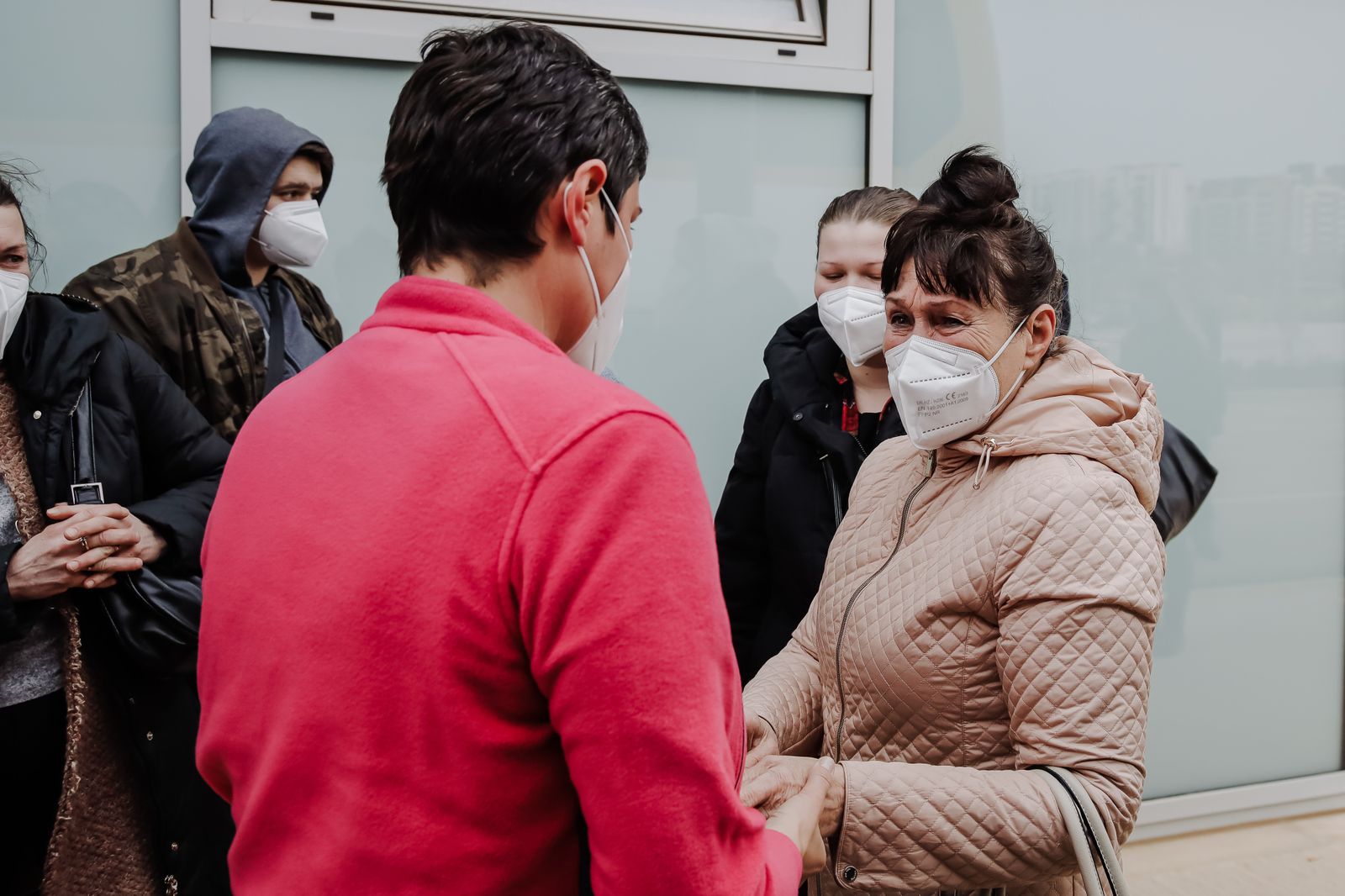 Una mujer refugiada ucraniana es atendida a su llegada al Hospital Isabel Zendal