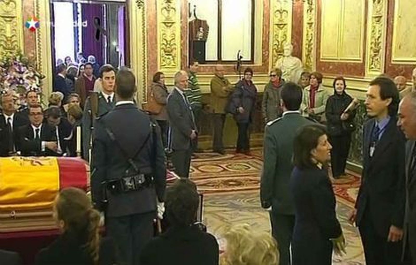 Hasta dos kilómetros de cola para visitar la capilla ardiente de Suárez