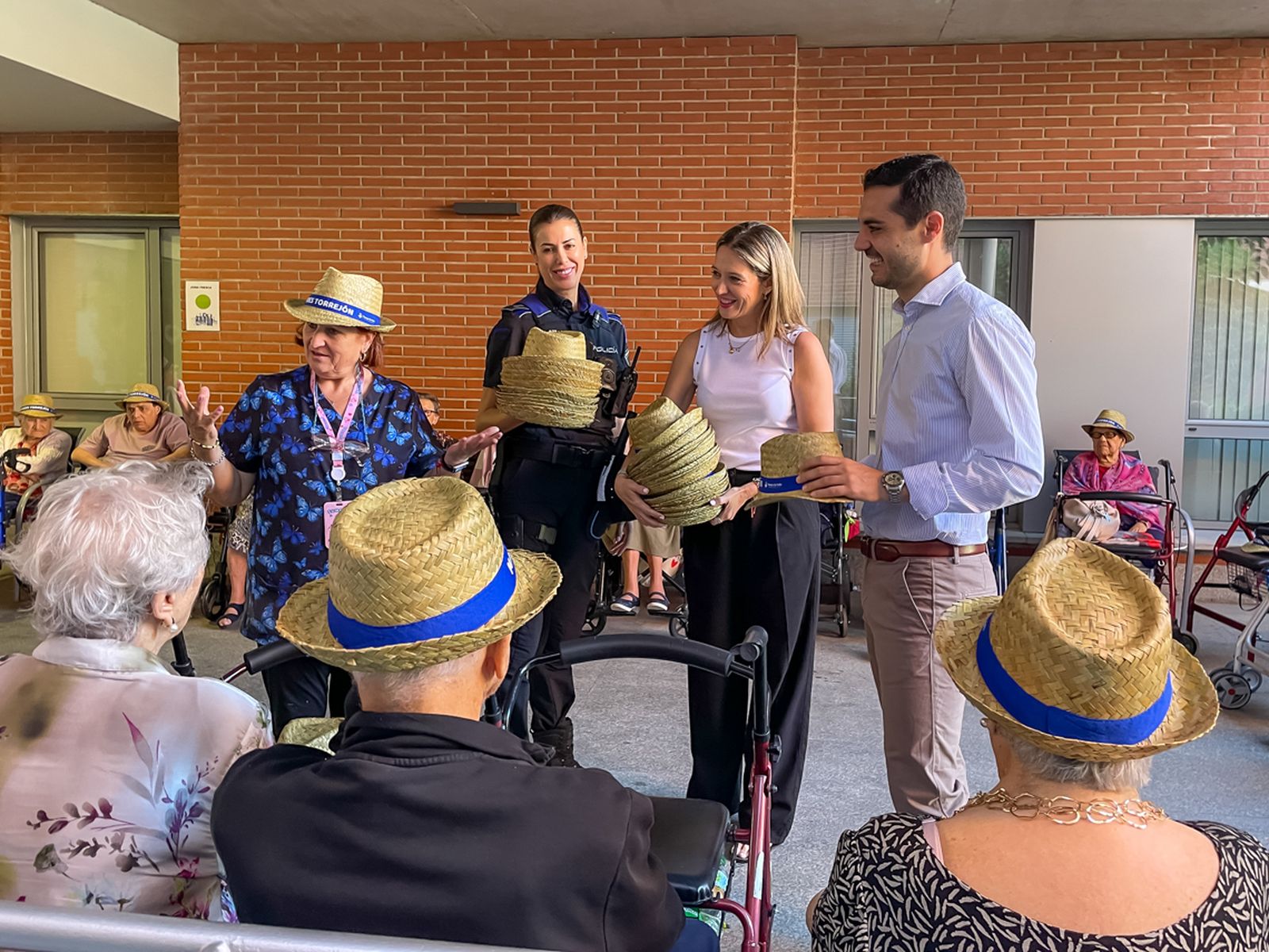 El alcalde de Torrejón reparte sombreros de paja a los mayores del municipio