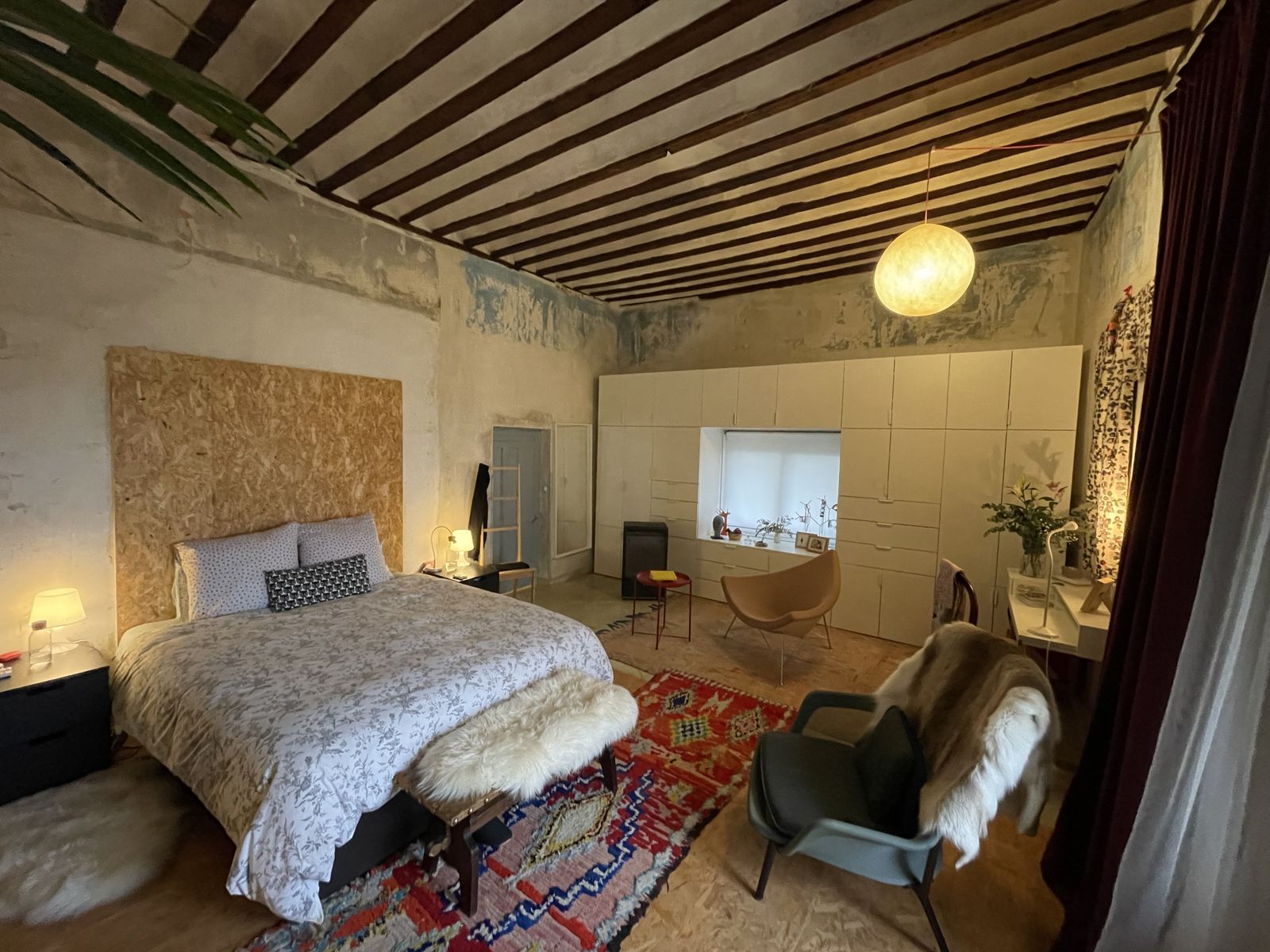 Y el dormitorio conserva las paredes rústicas de la vivienda original.