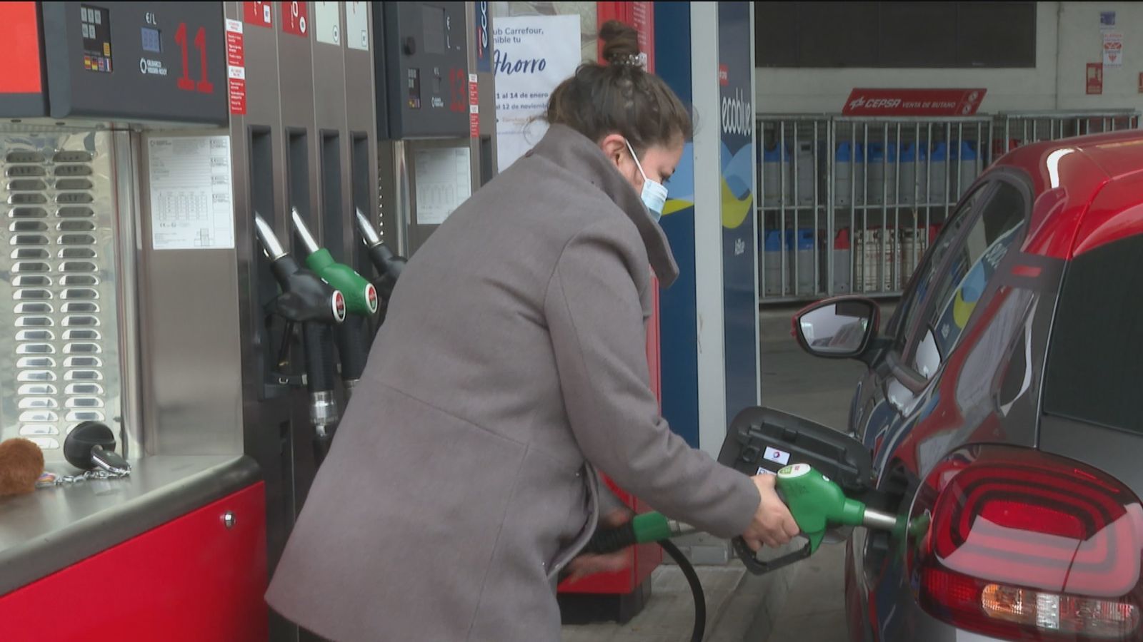 Las gasolineras bajan los precios ligeramente