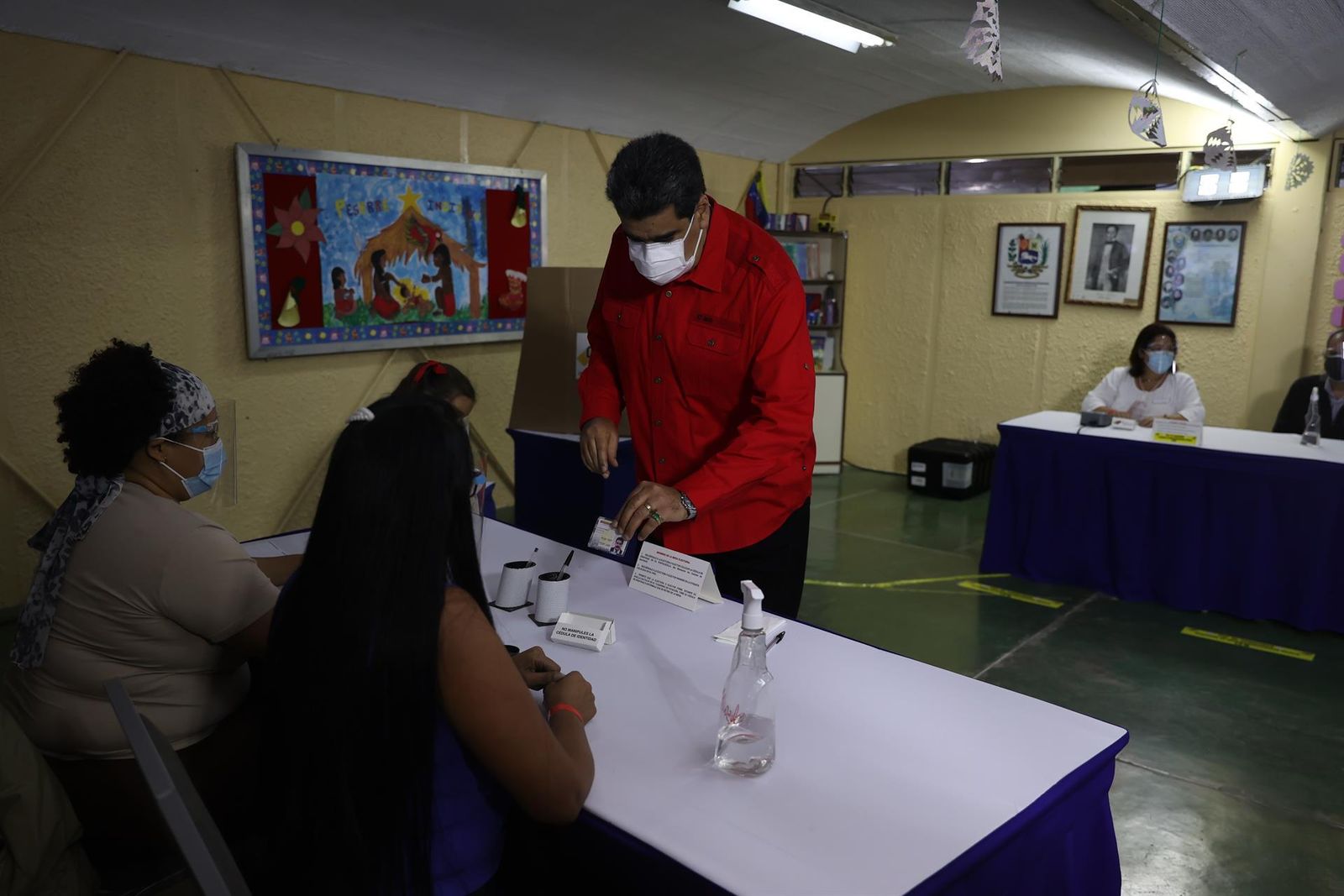 El presidente de Venezuela, Nicolás Maduro vota en un colegio electoral