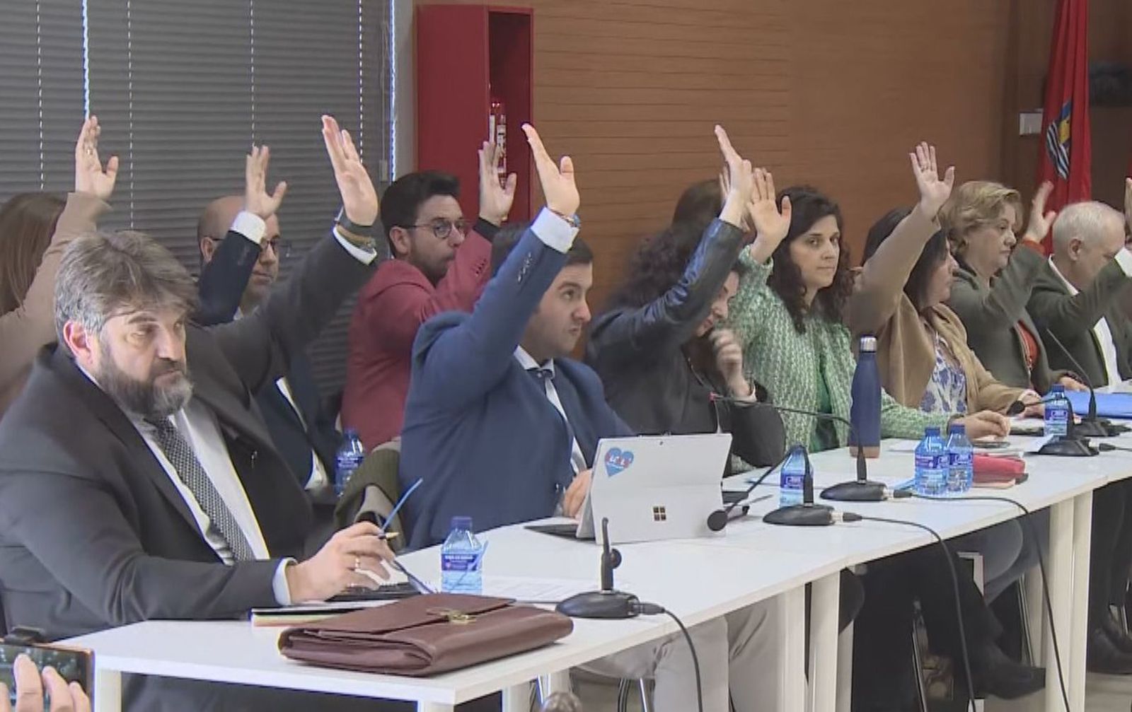 El pleno alcalaíno reprueba a Óscar Puente por las deficiencias en Cercanías