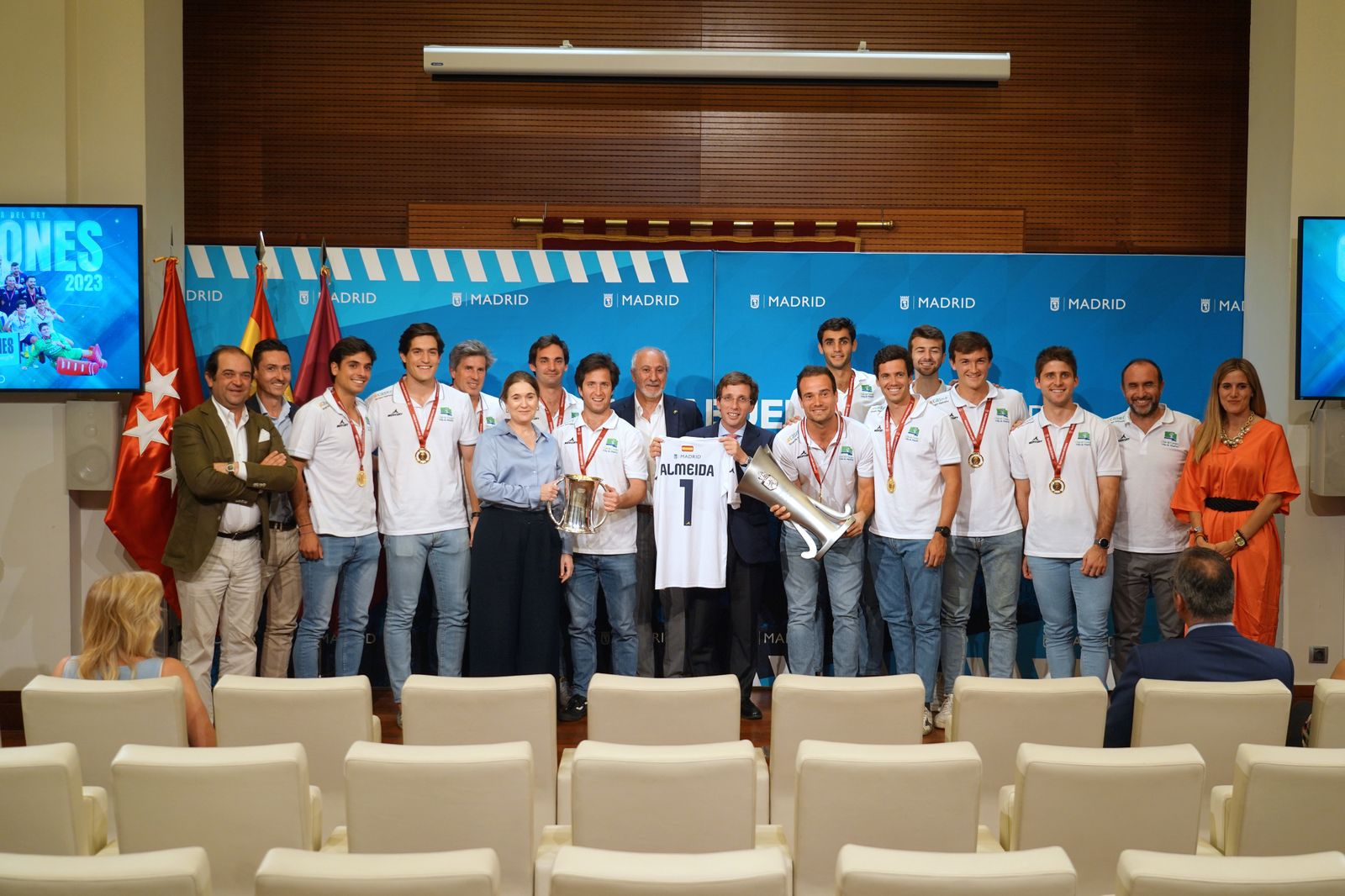 José Luis Martínez Almeida recibe al Club de Campo