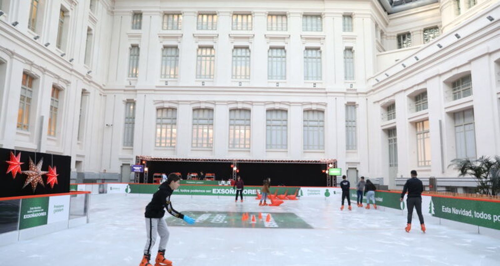 La Galería de Cristal de Cibeles vuelve a ser una pista de hielo este lunes