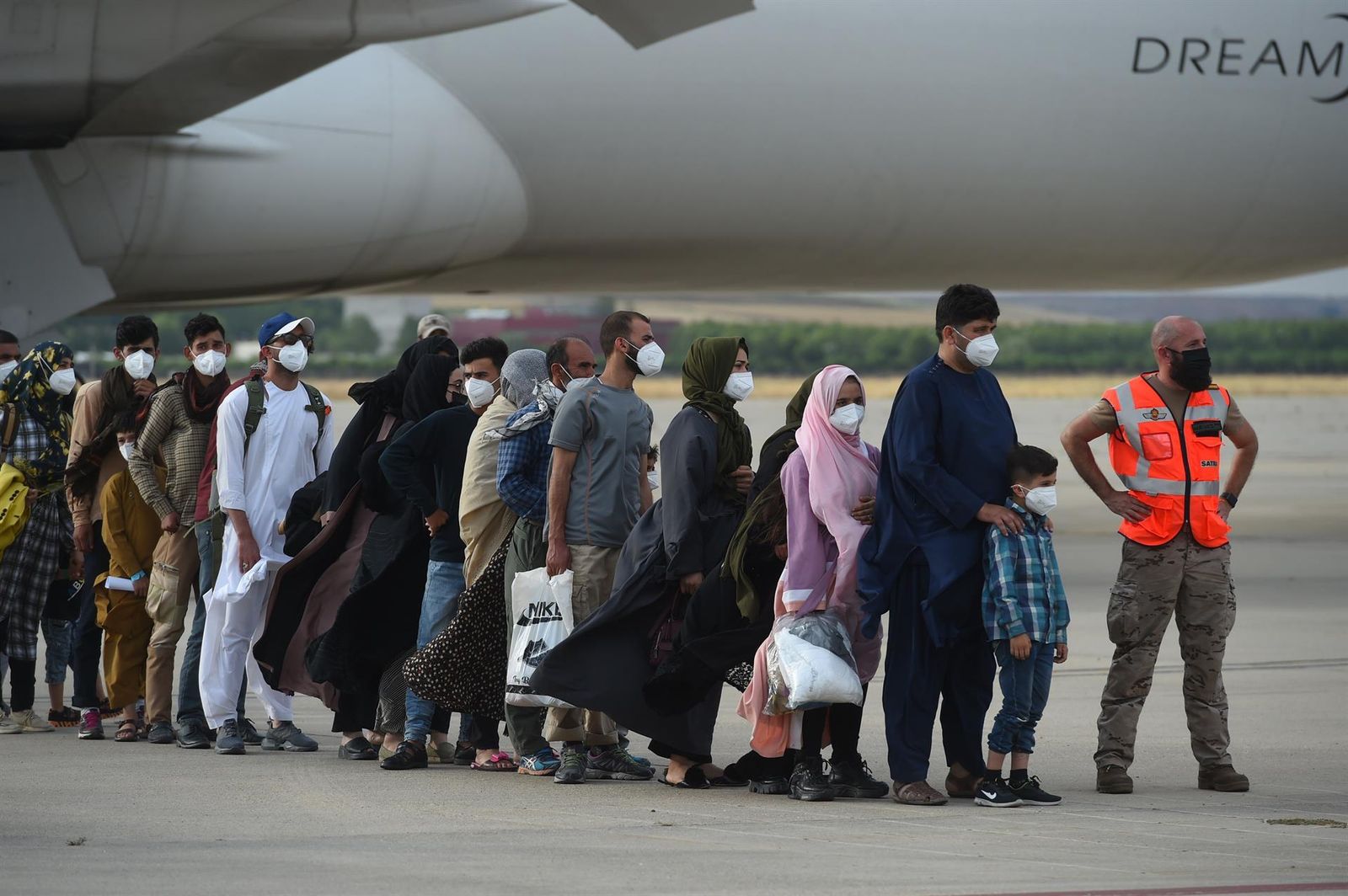 Algunos de los 260 afganos evacuados este lunes desde Kabul