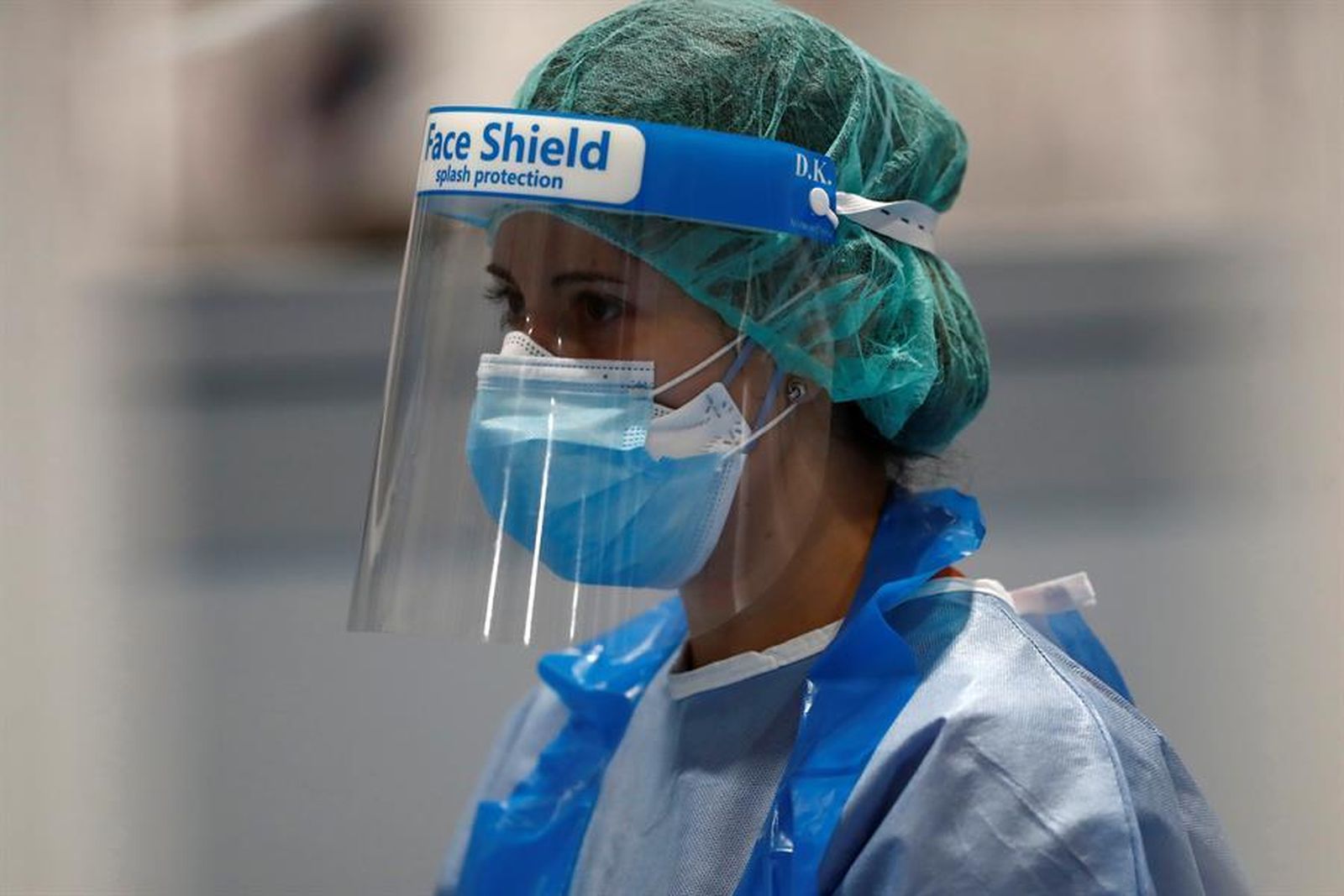 Una sanitaria protegida contra el coronavirs