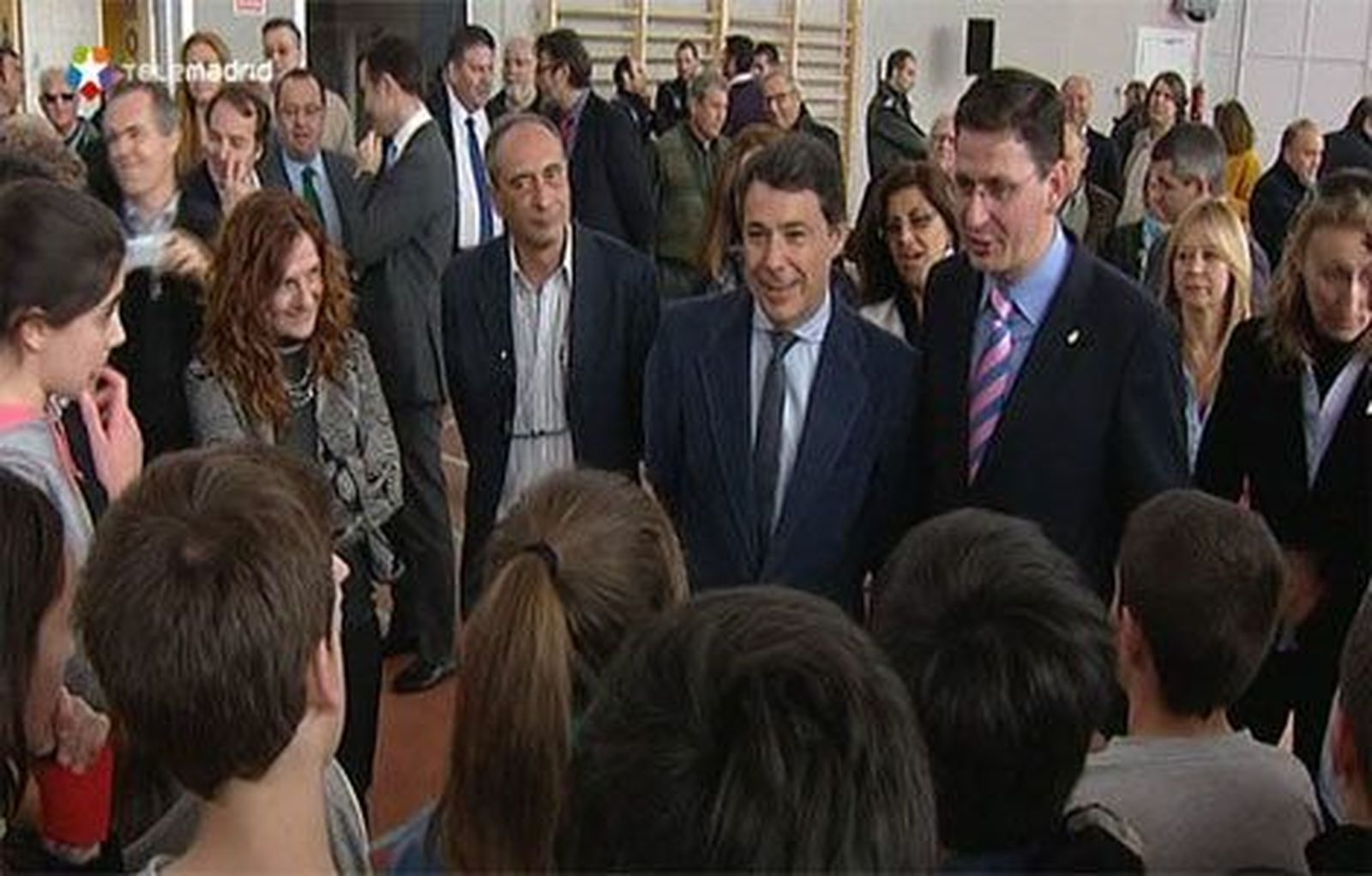 González visita el gimnasio "Luis García Berlanga" en Guadalix de la Sierra