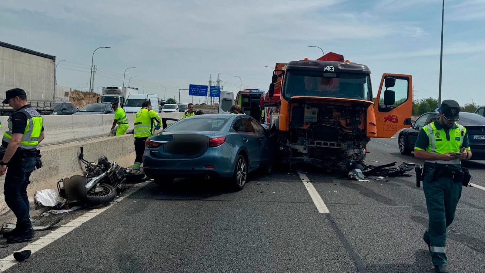 Colisión en la M-40 entre un camión, un turismo y una motocicleta