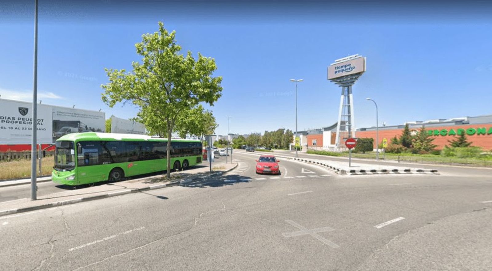 Parada de autobús en la avenida de San Martín de Valdeiglesias