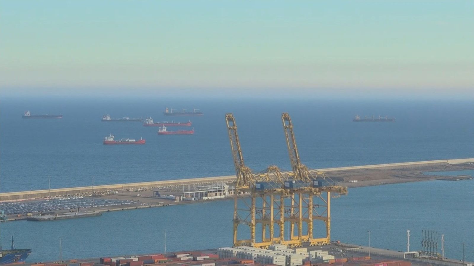 La Generalitat instalará una desalinizadora flotante en el  Puerto de Barcelona por la sequía y descarta transportar agua en barcos