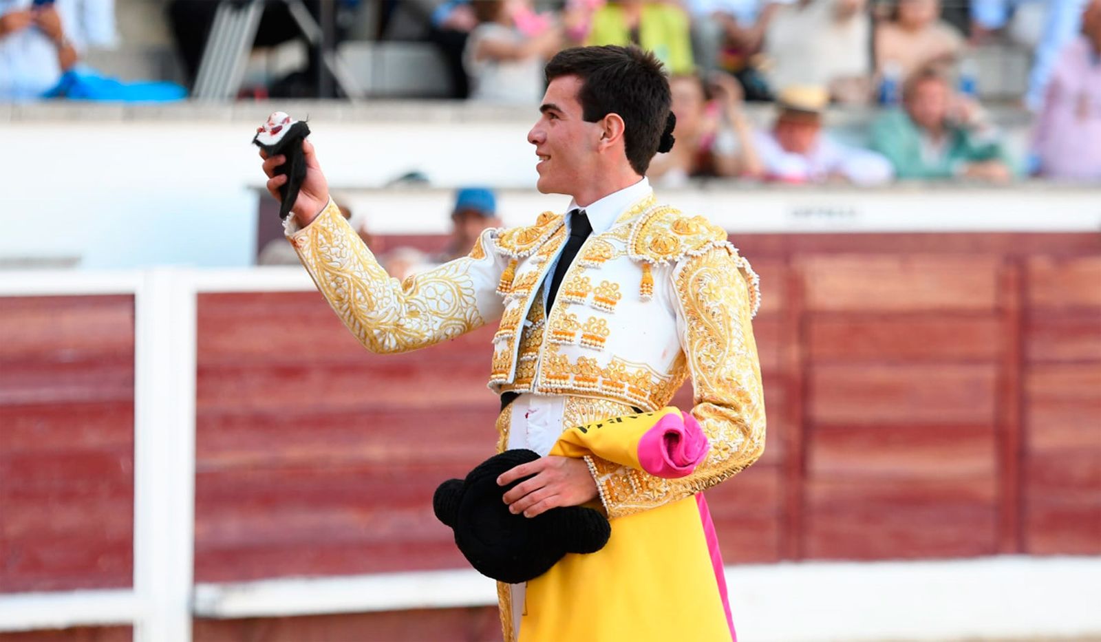 El novillero Cid de María celebra la oreja conseguida en San Martín de Valdeiglesias