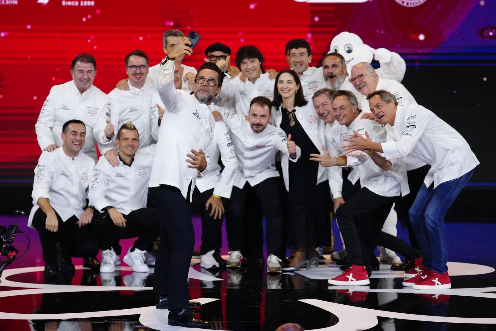 Foto de familia de los cocineros que han recibido "3 estrellas Michelín" durante la gala de las estrellas Michelin 2024