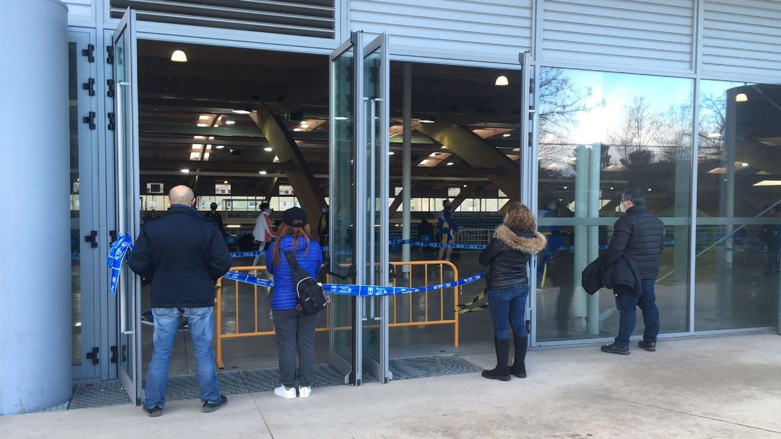 Padres viendo las competiciones desde el exterior del Polideportivo Gallur