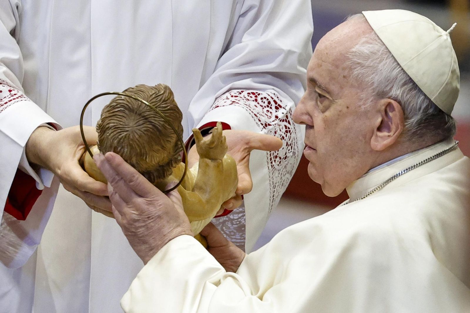 El Papa reza en el Angelus de Año Nuevo por Benedicto XVI: "Fiel servidor del Evangelio y de la Iglesia"