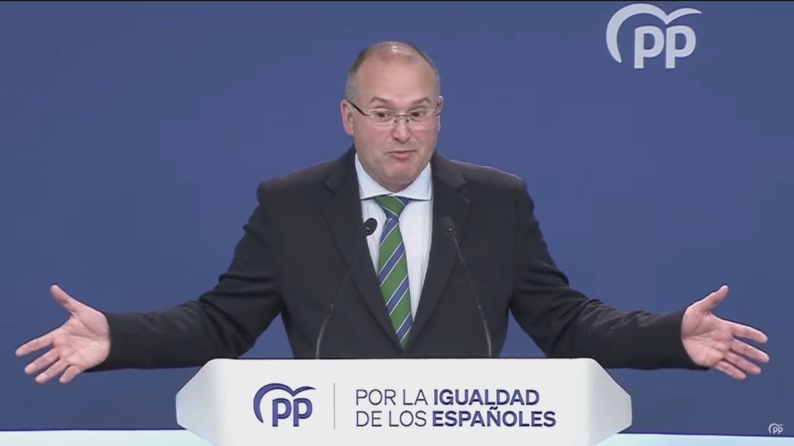 Tellado rebaja a "un café entre concejales" la reunión del PP con Junts mientras el PSOE pide explicaciones