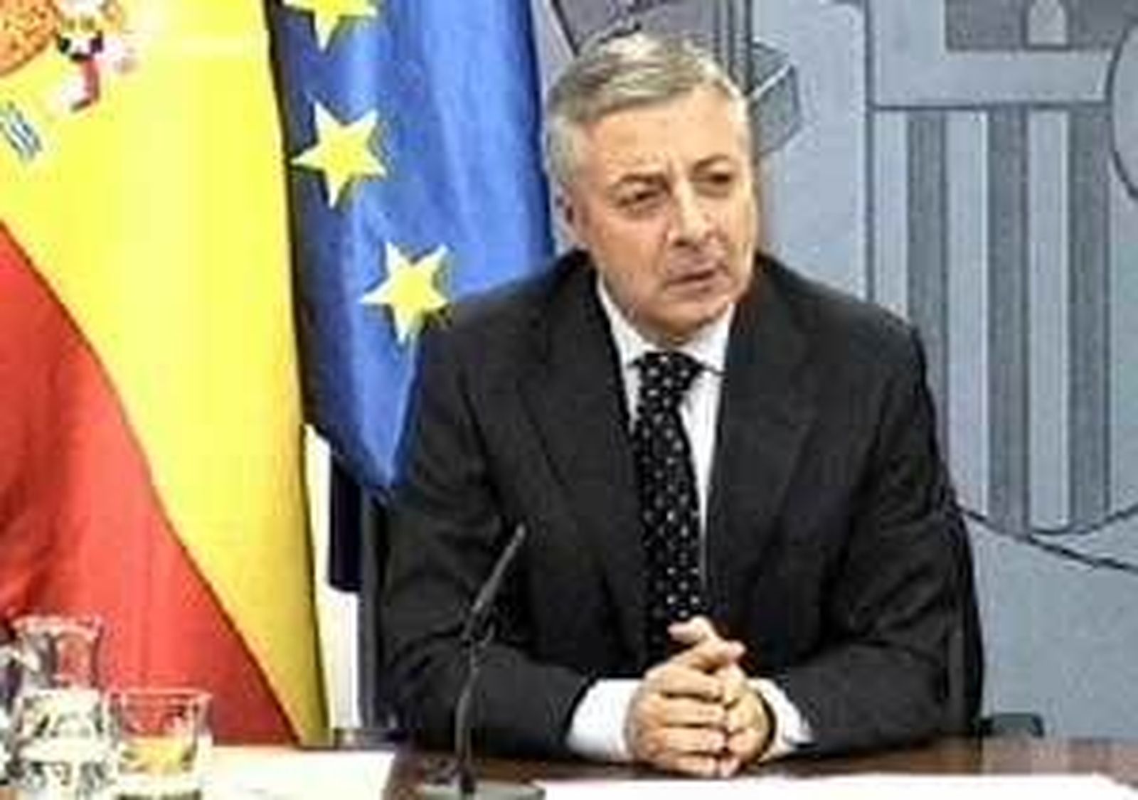 Saénz de Santamaría: cada día que Blanco no da explicaciones, Rubalcaba es más responsable