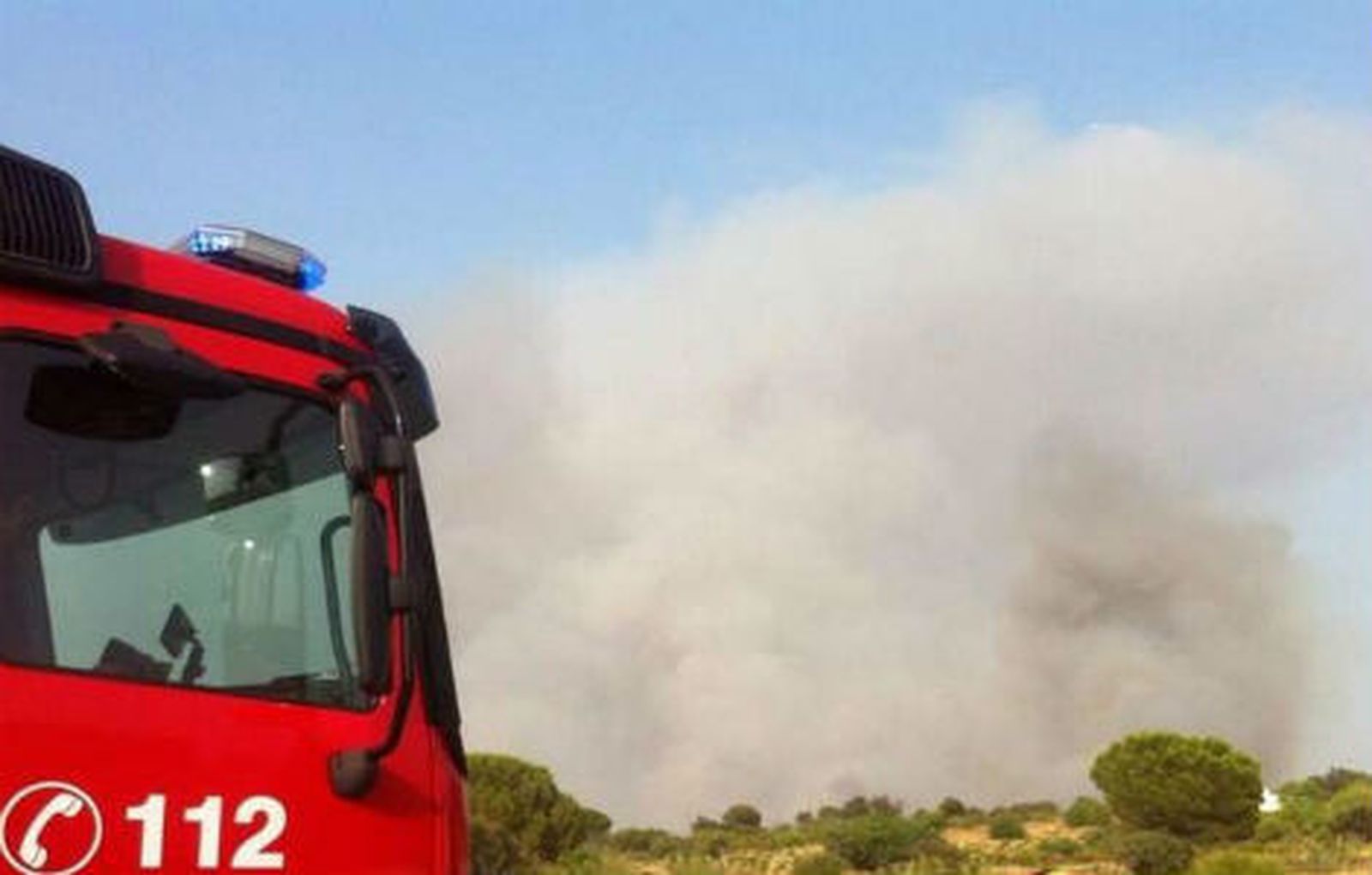 Los bomberos y retenes forestales controlan la zona del incendio de Chapinería