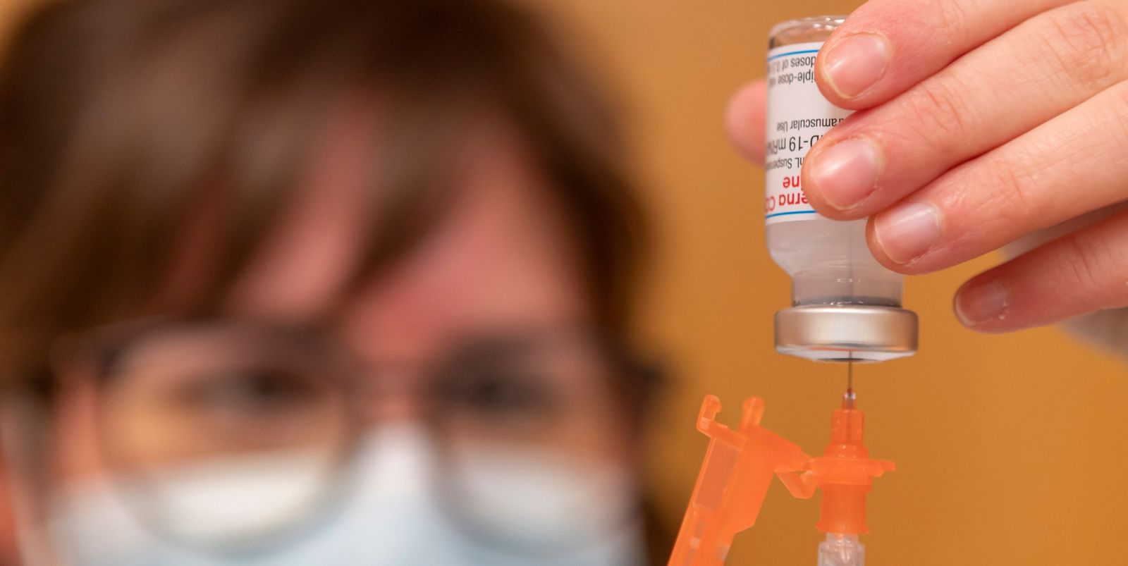 Profesores, policías, guardias civiles... 1,6 millones de personas pendientes de la segunda dosis de AstraZeneca