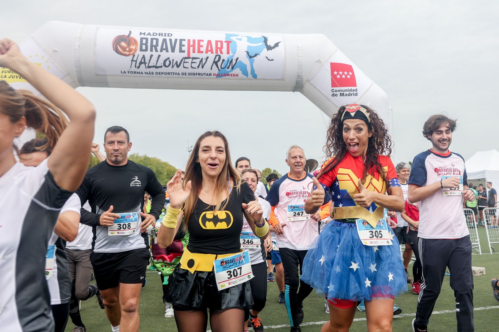 Varias personas participan disfrazadas en la carrera Madrid Braveheart Halloween