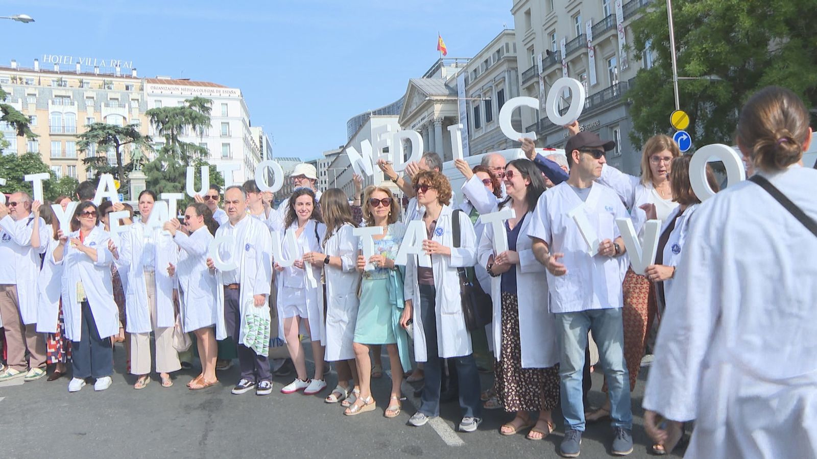 Los médicos se manifiestan frente al Congreso de los Diputados para reclamar un Estatuto Marco propio